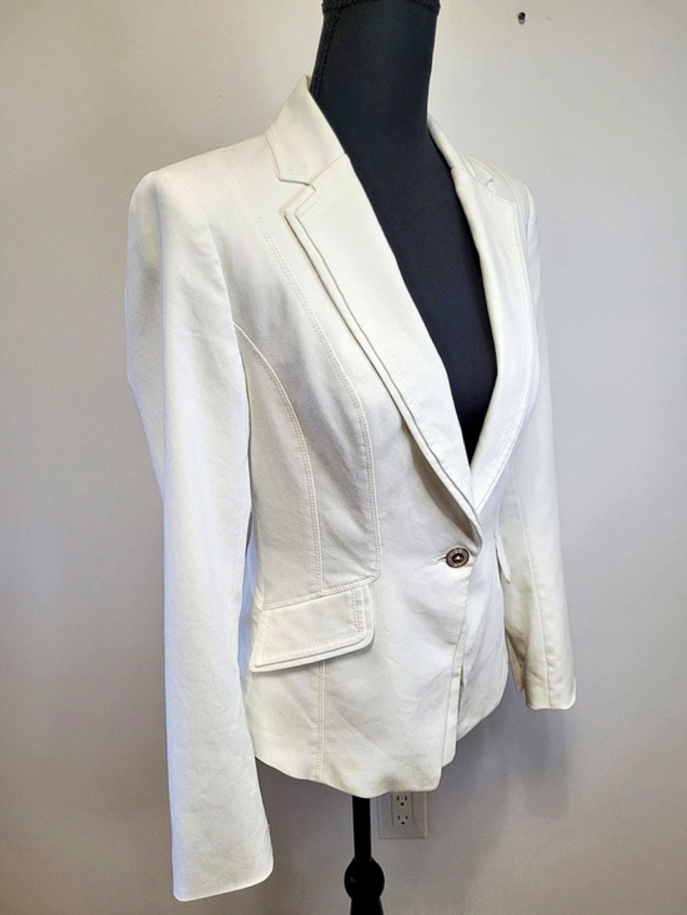 White House Black Market Tailored One Button Blazer Ecru Cream - Size 0 - EUC